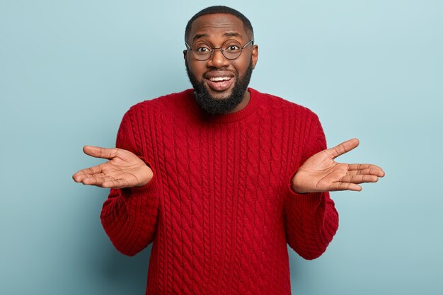 Uomo afroamericano che indossa un maglione rosso