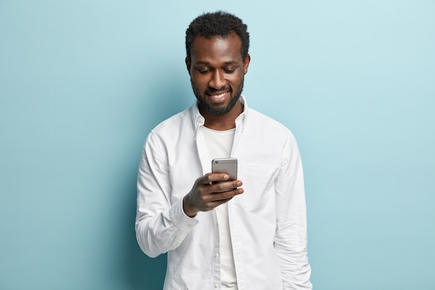 Uomo afroamericano che indossa una camicia bianca