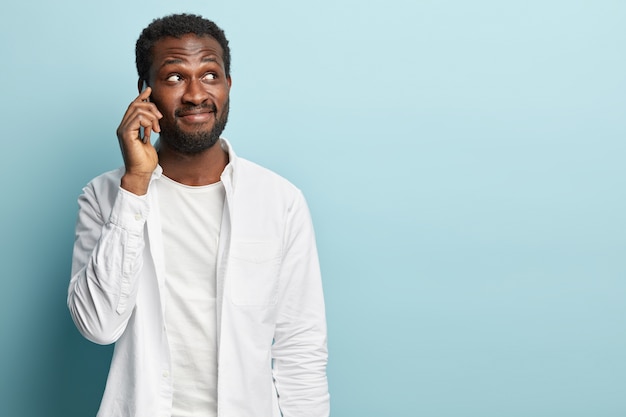 Uomo afroamericano che indossa una camicia bianca