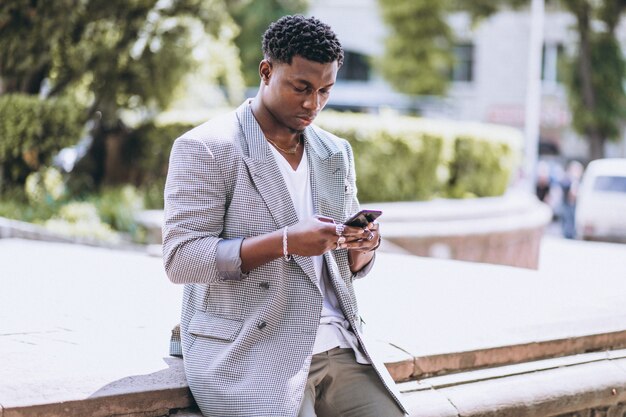 Uomo afroamericano che per mezzo del telefono