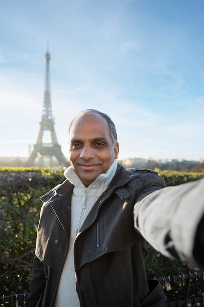 Uomo afroamericano che scatta una foto nel suo viaggio a Parigi