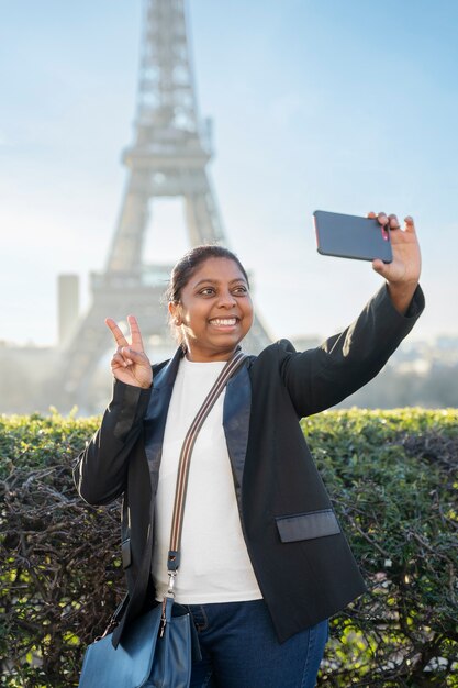 Uomo afroamericano che scatta una foto nel suo viaggio a Parigi