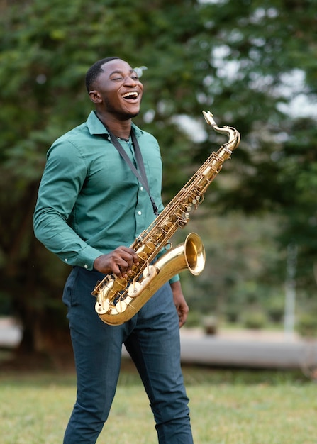 Uomo afroamericano che suona uno strumento sulla giornata internazionale del jazz