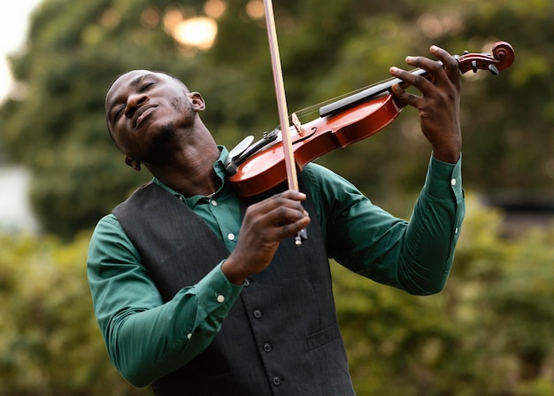 Uomo afroamericano che suona uno strumento sulla giornata internazionale del jazz