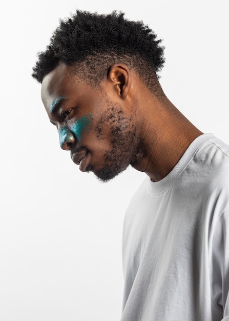 Uomo afroamericano con vista laterale di pittura del viso