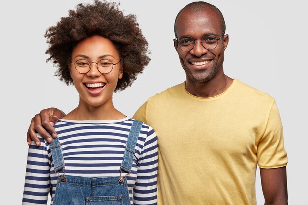 Uomo afroamericano e donna in posa