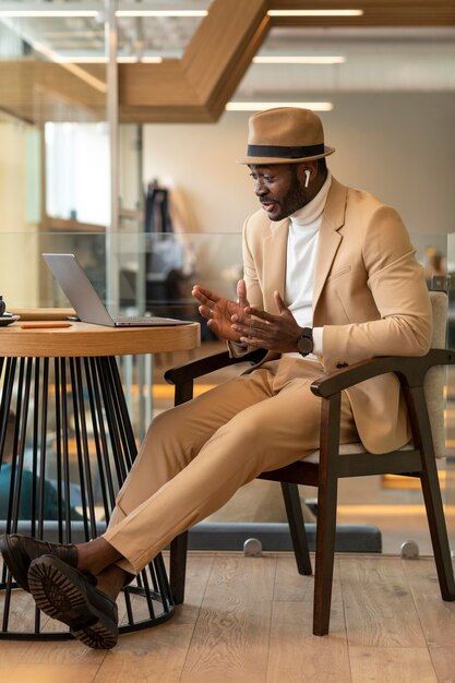 Uomo afroamericano moderno che lavora in un caffe