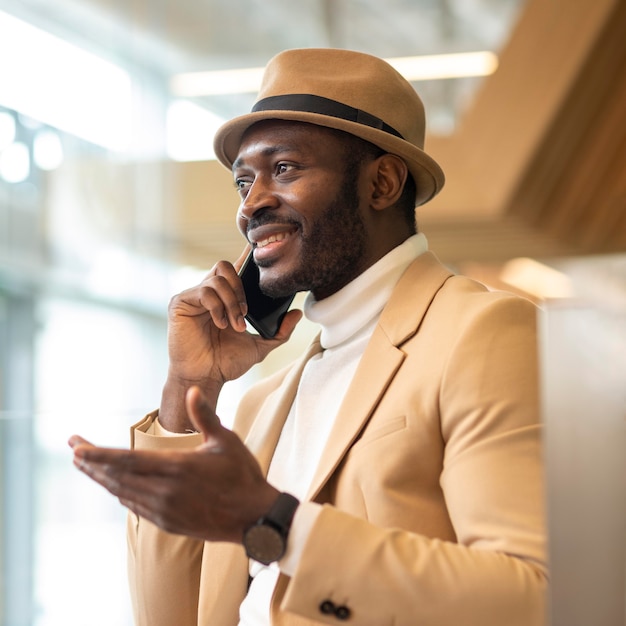Uomo afroamericano moderno che lavora in un caffe