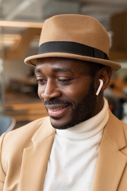 Uomo afroamericano moderno in una caffetteria