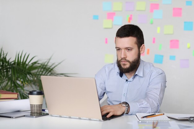 Uomo al lavoro