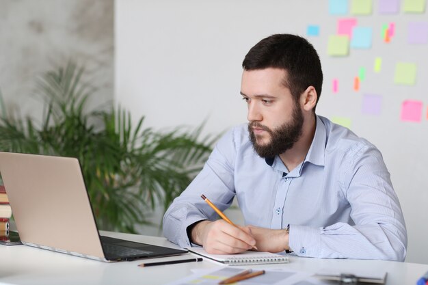 Uomo al lavoro