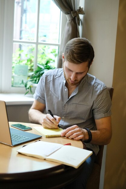 Uomo al lavoro