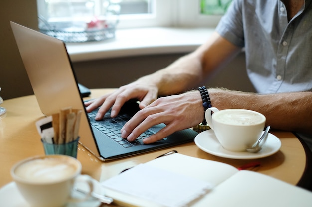 Uomo al lavoro