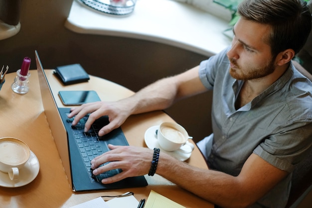 Uomo al lavoro