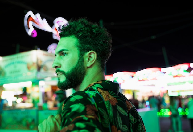 Uomo al luna park guardando lontano