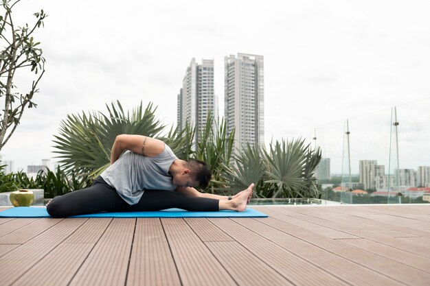 Uomo all'aperto che fa yoga