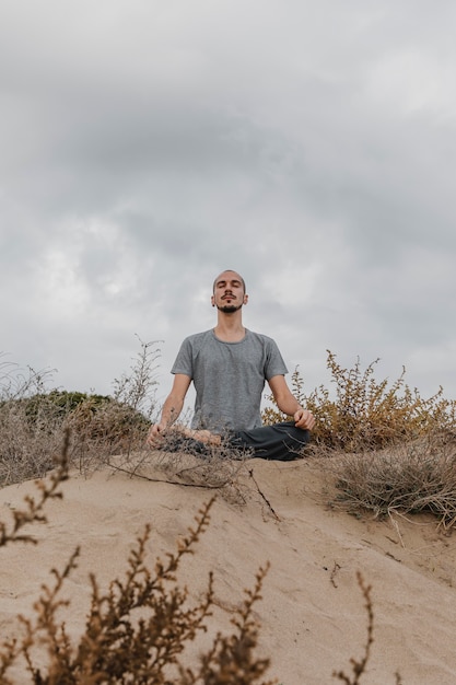 Uomo all'aperto che fa yoga