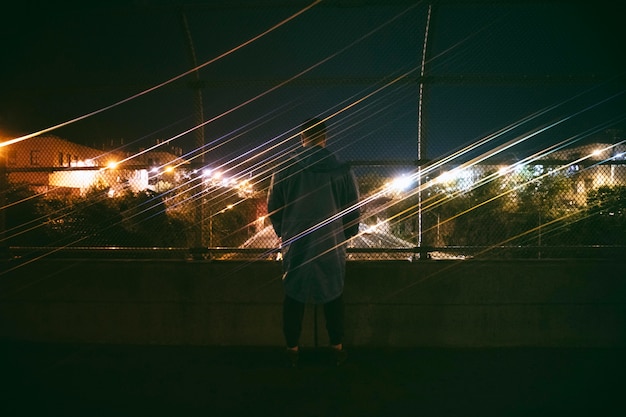 Uomo all'aperto in città di notte