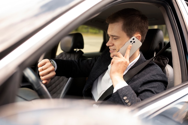 Uomo alla guida della sua auto elegante per i servizi di taxi