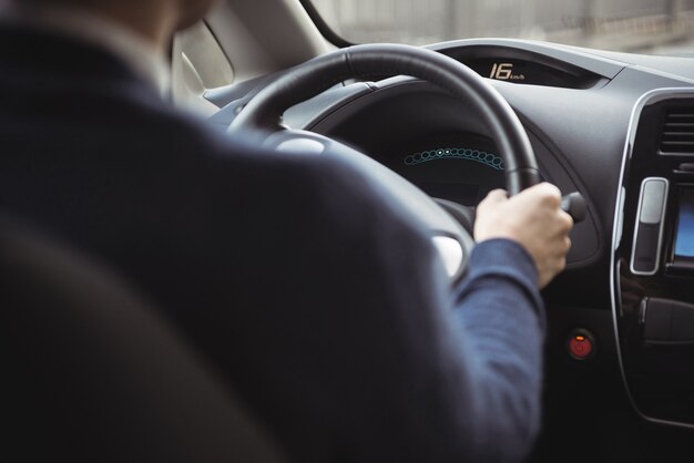 Uomo alla guida di un'auto elettrica