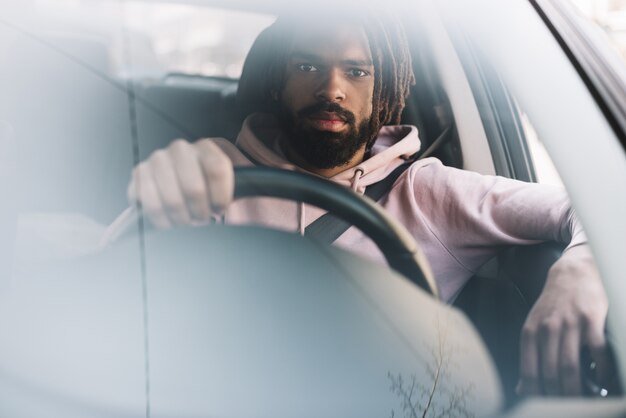 Uomo alla moda che guida vista frontale