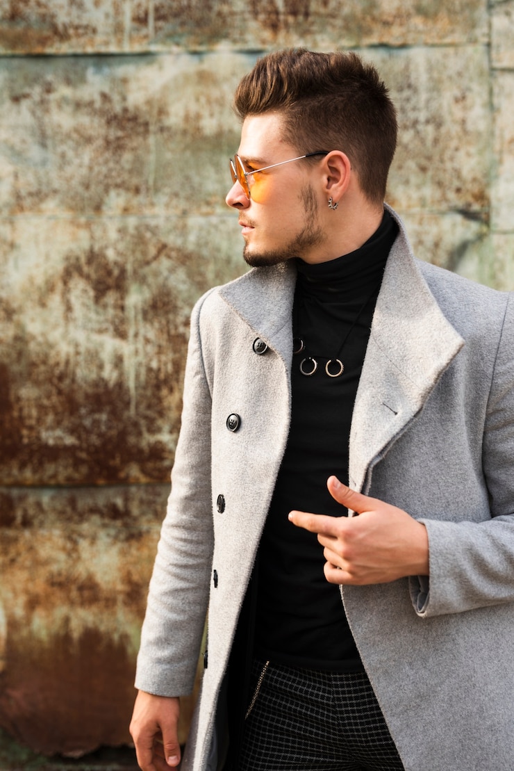 Foto gratuito uomo alla moda che osserva a partire dalla macchina fotografica