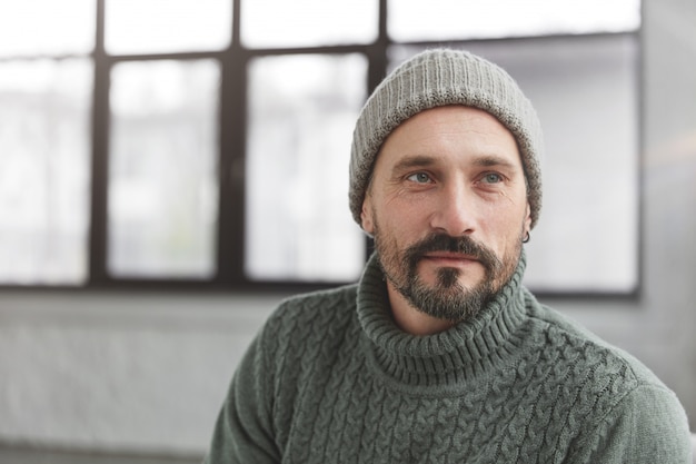 Uomo alla moda maturo bello con barba e baffi