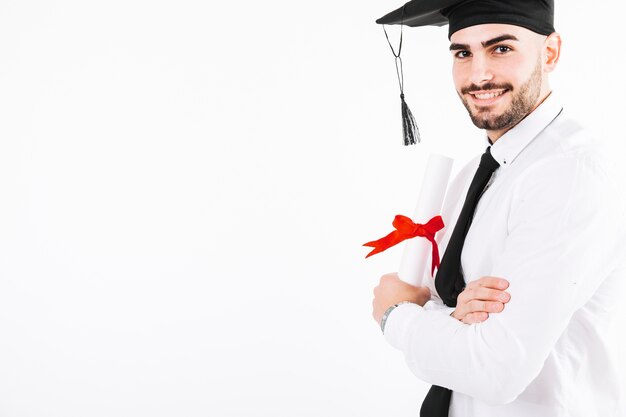 Uomo allegro che posa con il diploma