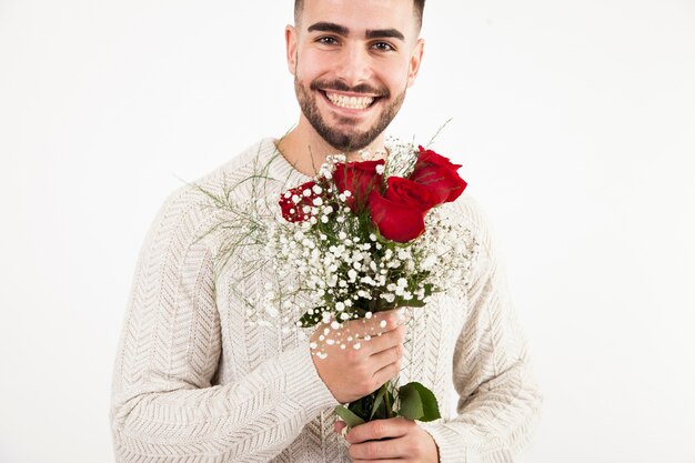 Uomo allegro con fiori