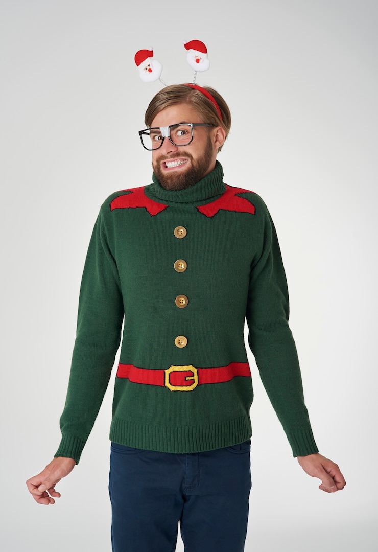 Foto gratuito uomo allegro in ponticello di natale