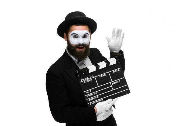 Uomo allegro nel mime di immagine con la scheda di film