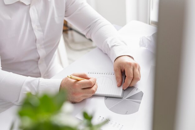 Uomo alto angolo di lavoro