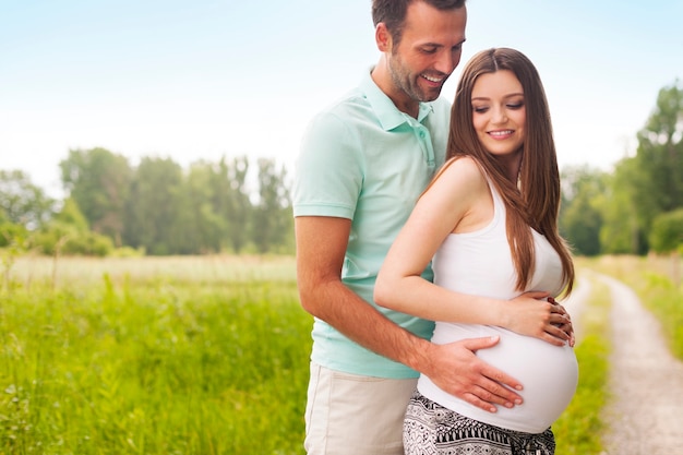 Uomo amorevole che abbraccia la donna incinta