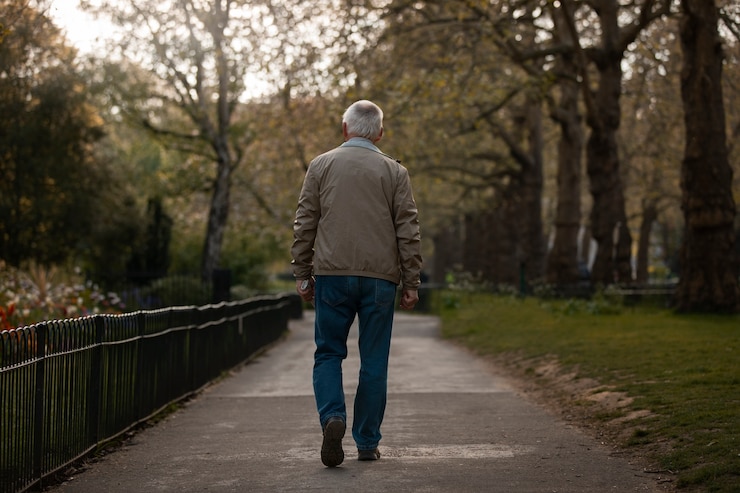Foto gratuito uomo anziano a figura intera che fa una passeggiata