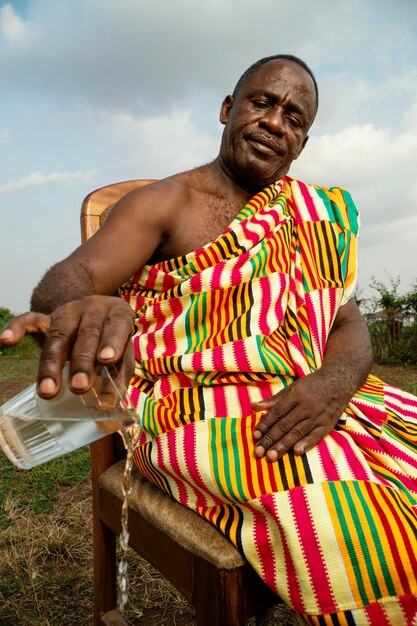 Uomo anziano africano con abiti tradizionali