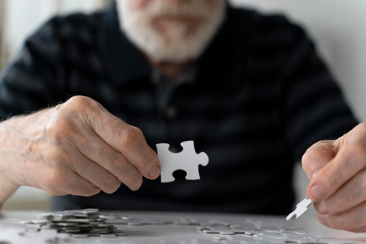 Foto gratuito uomo anziano alle prese con la malattia di alzheimer