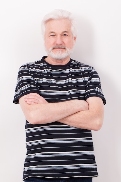 Uomo anziano bello con la barba grigia