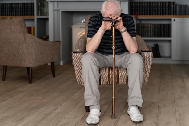 Uomo anziano che affronta la malattia di Alzheimer