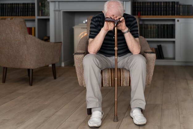 Uomo anziano che affronta la malattia di Alzheimer