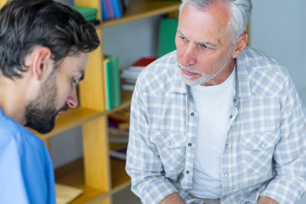 Uomo anziano che consulta il medico