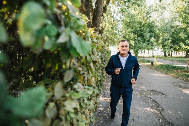 Uomo anziano che corre all'aperto nell'estate