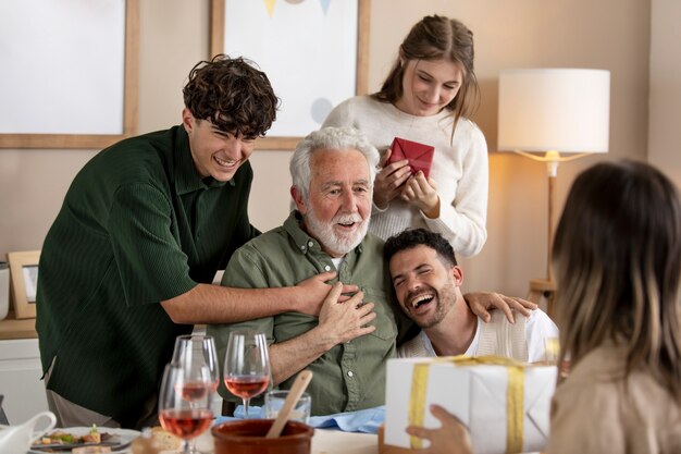 Uomo anziano che festeggia il suo compleanno