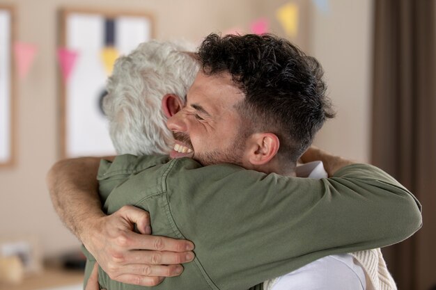 Uomo anziano che festeggia il suo compleanno