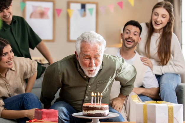 Uomo anziano che festeggia il suo compleanno