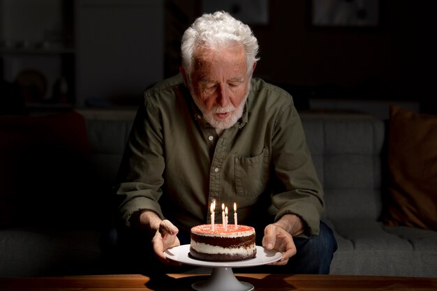 Uomo anziano che festeggia il suo compleanno