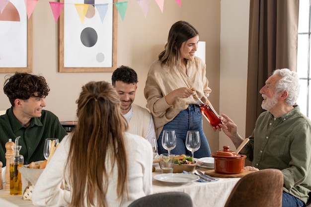 Uomo anziano che festeggia il suo compleanno