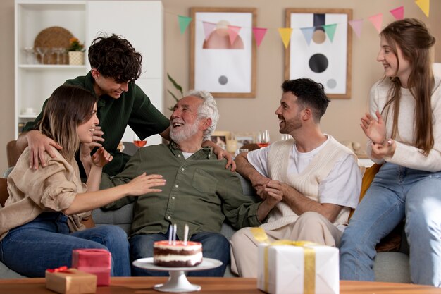 Uomo anziano che festeggia il suo compleanno