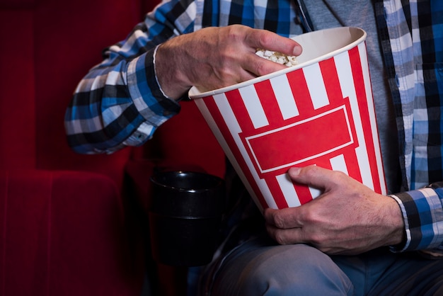 Uomo anziano che guarda film nel cinema