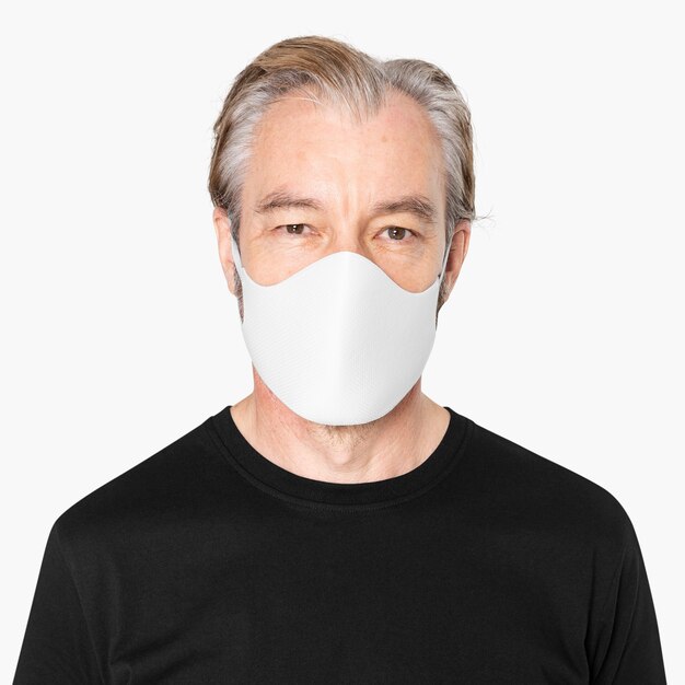 Uomo anziano che indossa la campagna covid-19 maschera facciale bianca con spazio di design