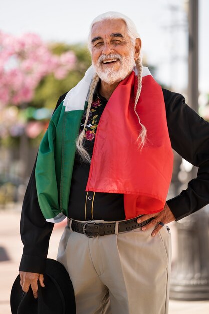Uomo anziano che indossa la vista laterale della bandiera messicana
